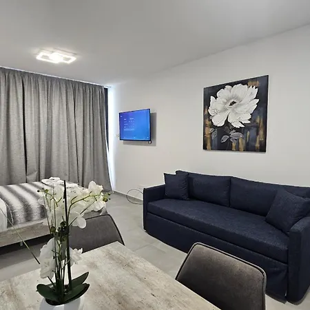 Mackenzie Luxurious لارنكا