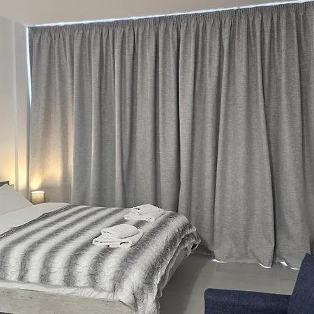 Mackenzie Luxurious لارنكا