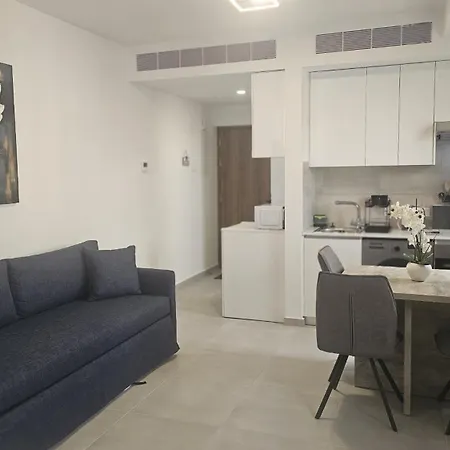 Mackenzie Luxurious * لارنكا